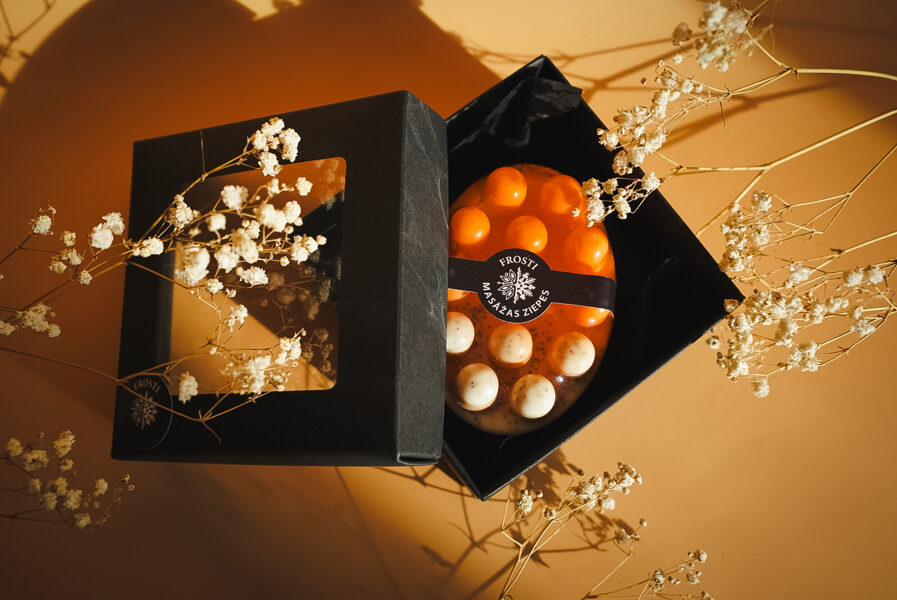 Iepakot masāžas ziepes kastītē